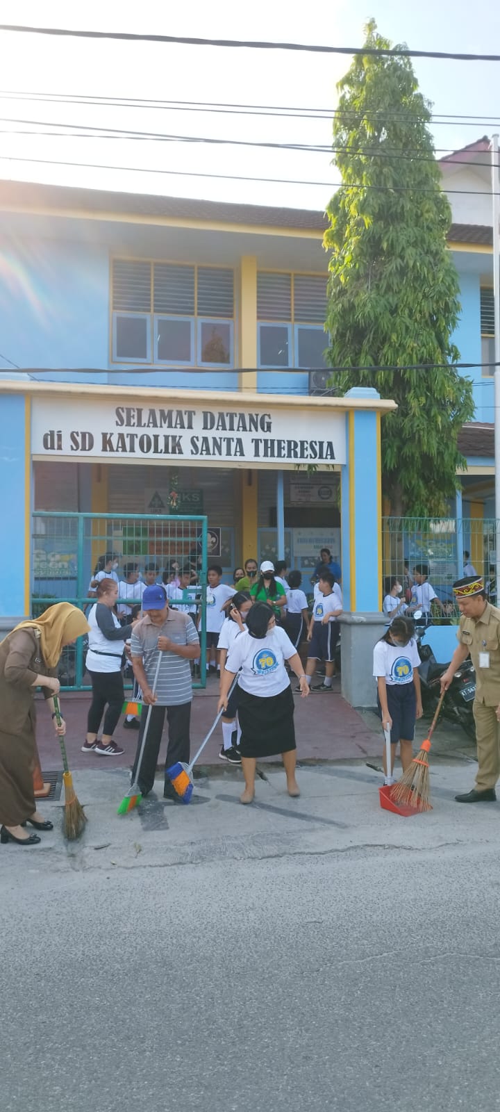 KERJA BAKTI MASSAL DI SD KATHOLIK SANTA THERESIA